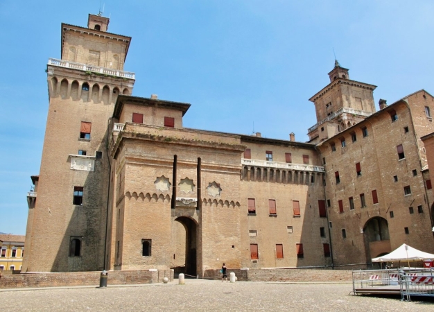 24.11 : Ferrara la città degli Estensi e Natale in centro ... luci e mercatini Gite 1 giorno