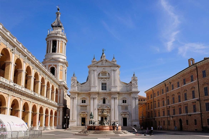 08.03: Festa delle donne - visita al Santuario di Loreto e pranzo di pesce con musica dal vivo Italia